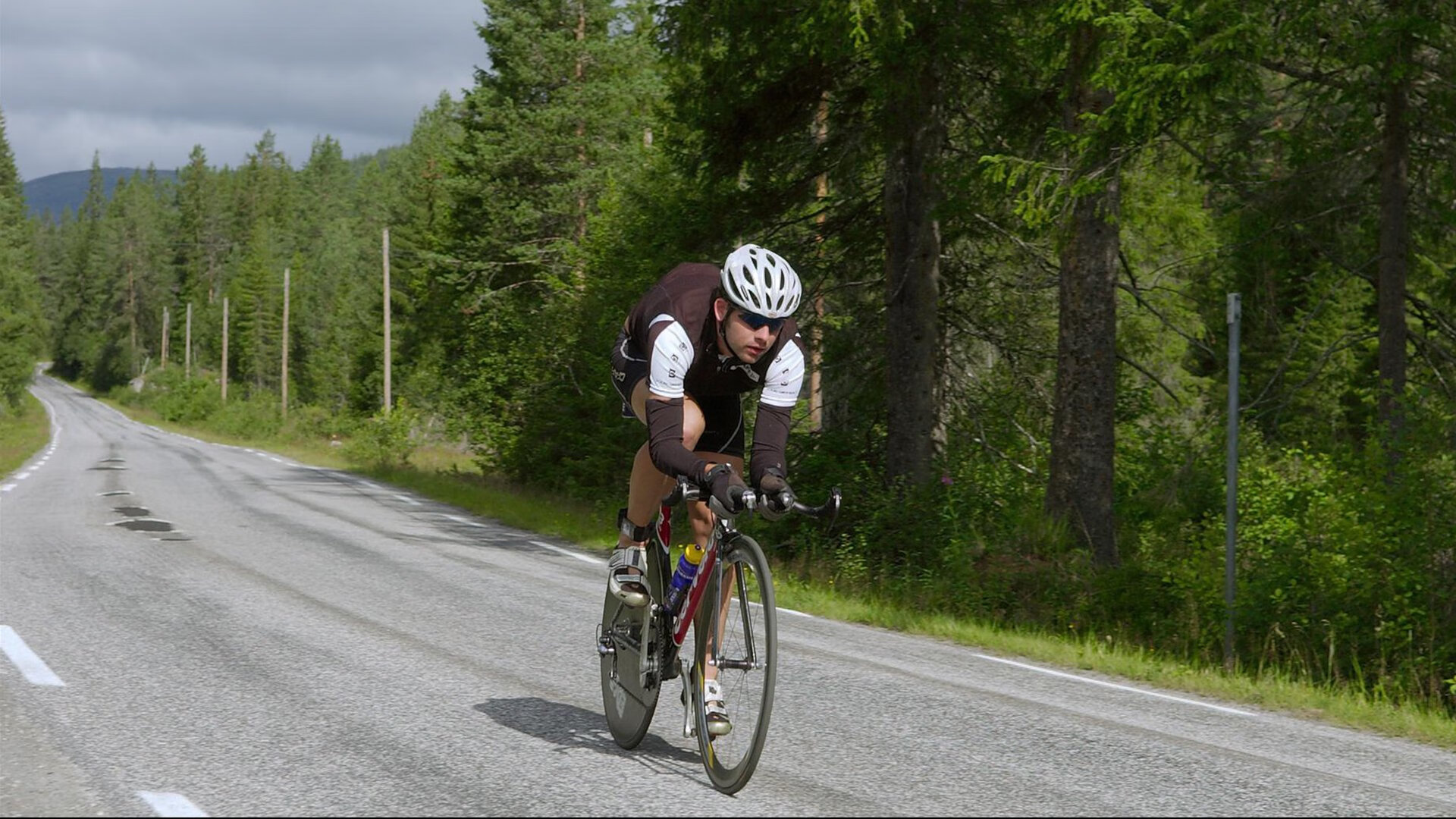 开云下载-红色飓风与蓝色闪电，红牛二队与哈斯车队的围场争锋，以及阿隆索的不朽传奇